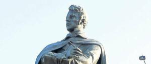 Denkmal und Attrappe. Auf dem Schinkelplatz erinnert schon so manches an den großen Architekten. Doch der Wiederaufbau der Bauakademie kommt nicht voran. 