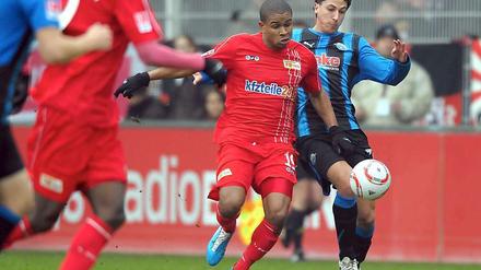 Unions Chinedu Ede (M.) im Zweikampf mit dem Paderborner Jens Wemmer.