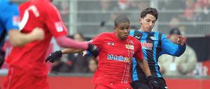 Unions Chinedu Ede (M.) im Zweikampf mit dem Paderborner Jens Wemmer.