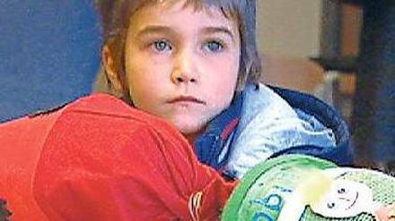 Jedem sein Päckchen. Für Florian beginnt der Ernst des Lebens mit fünf. Foto: NDR