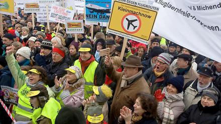 Insgesamt 13 Bürgerinitiativen haben sich zu dem Bündnis Berlin-Brandenburg gegen neue Flugrouten zusammengeschlossen und rufen jeden Montag zur Demonstration auf.