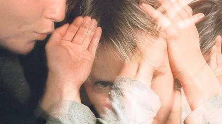 Fatales Flüstern. Schizophrene rutschen meist in einen Verfolgungswahn.