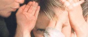 Fatales Flüstern. Schizophrene rutschen meist in einen Verfolgungswahn.