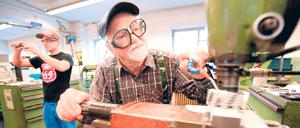 Erfahrung zahlt sich aus. Wer viele Berufsjahre vorweisen kann oder seinem Unternehmen lange Jahre treu war, verdient oft mehr als jüngere Kollegen. Doch das kann für Streit sorgen. Immer mehr jüngere Arbeitnehmer versuchen, vor Gericht eine Gleichbehandlung zu erzwingen.