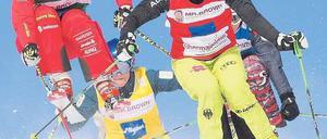 Jeder gegen jeden. Die Verfolger sind Katrin Müller (links) und Heidi Zacher beim Skicross dicht auf den Fersen. Foto: dpa