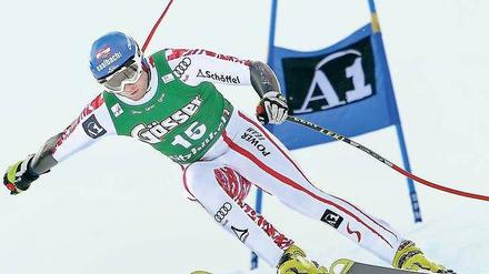 Kampf ums Gleichgewicht. Der Österreicher Georg Streitberger stürzte bei der Abfahrt in Chamonix, einer von mehreren schweren Unfällen in den vergangenen Wochen. Foto: dpa