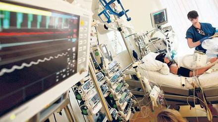Rundum versorgt. Um das Gehirn zu schützen, werden Patienten mitunter in ein künstliches Koma versetzt. Sie werden beatmet und ihre Körperfunktionen von zahlreichen Messgeräten überwacht. Nach dem Aufwachen ist oft eine umfassende Rehabilitation nötig, um ihnen den Weg zurück in den Alltag zu ermöglichen.
