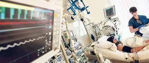 Rundum versorgt. Um das Gehirn zu schützen, werden Patienten mitunter in ein künstliches Koma versetzt. Sie werden beatmet und ihre Körperfunktionen von zahlreichen Messgeräten überwacht. Nach dem Aufwachen ist oft eine umfassende Rehabilitation nötig, um ihnen den Weg zurück in den Alltag zu ermöglichen. 