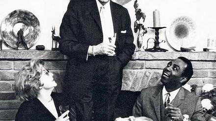 Impresario der „Populären Konzerte“. Orchestergründer Victor Hohenfels mit Gattin Eva-Maria und dem Sänger William de Valentine in den fünfziger Jahren in seiner Wohnung am Ku’damm. Die Einrichtung ist bis heute unverändert.