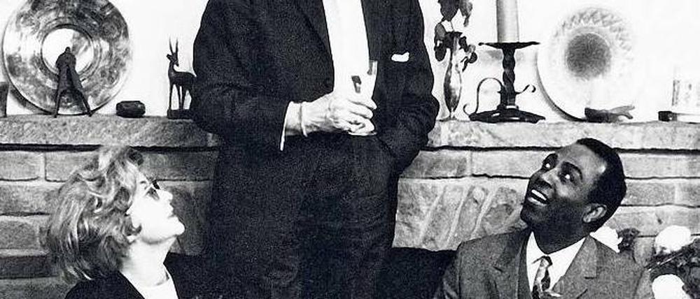 Impresario der „Populären Konzerte“. Orchestergründer Victor Hohenfels mit Gattin Eva-Maria und dem Sänger William de Valentine in den fünfziger Jahren in seiner Wohnung am Ku’damm. Die Einrichtung ist bis heute unverändert. 