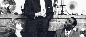 Impresario der „Populären Konzerte“. Orchestergründer Victor Hohenfels mit Gattin Eva-Maria und dem Sänger William de Valentine in den fünfziger Jahren in seiner Wohnung am Ku’damm. Die Einrichtung ist bis heute unverändert.