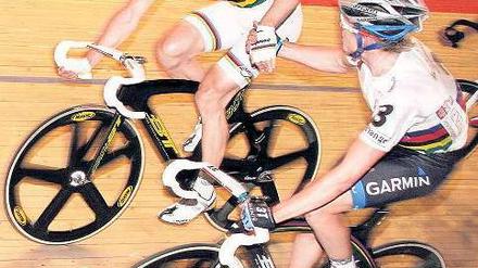 Leigh Howard (unten), 21, und Cameron Meyer, 23, sind australische Bahn- und Straßenrennfahrer. Die Radprofis gewannen 2010 den Weltmeistertitel im Teamfahren. Cameron Meyer holte im selben Jahr auch den Weltmeistertitel im Punktefahren und in der Mannschaftsverfolgung. Beide nehmen erstmals am Sechstagerennen in Berlin teil. Foto: Adriano Coco
