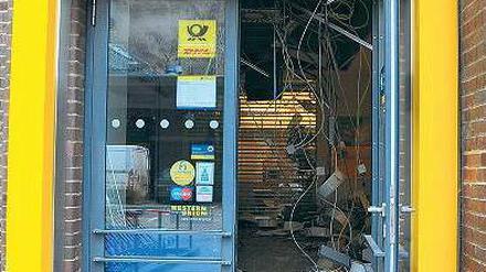 Bild der Verwüstung. Der zerstörte Vorraum der Postbank-Filiale in der Otto-Suhr-Allee. Foto: Andreas Meyer