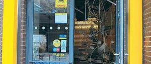 Bild der Verwüstung. Der zerstörte Vorraum der Postbank-Filiale in der Otto-Suhr-Allee. Foto: Andreas Meyer