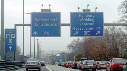 Noch rollt’s. Wenn die Avus saniert wird, soll es stadteinwärts nur noch eine Fahrspur geben. Pendler können wohl nicht auf die parallel fahrenden Züge ausweichen, denn auch auf den Gleisen droht eine Vollsperrung.
