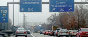 Noch rollt’s. Wenn die Avus saniert wird, soll es stadteinwärts nur noch eine Fahrspur geben. Pendler können wohl nicht auf die parallel fahrenden Züge ausweichen, denn auch auf den Gleisen droht eine Vollsperrung.