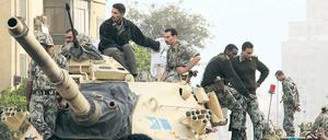 Botschaften aus Stahl. Ín den ersten Tagen bemalten die Demonstranten Panzer mit ihren Parolen. Die hat die Armee inzwischen übermalen lassen.