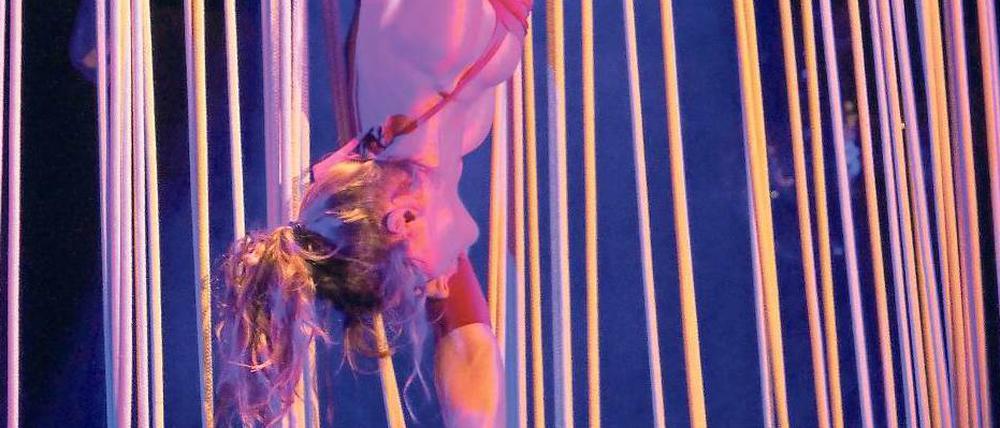 Spagat an Spaghetti. Die französische Artistin Charlotte de la Bretèque turnt an einer Art Vorhang aus Seilen. So eine Nummer gebe es nicht noch einmal, sagt Wintergarten-Chef Georg Strecker.