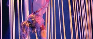 Spagat an Spaghetti. Die französische Artistin Charlotte de la Bretèque turnt an einer Art Vorhang aus Seilen. So eine Nummer gebe es nicht noch einmal, sagt Wintergarten-Chef Georg Strecker. 
