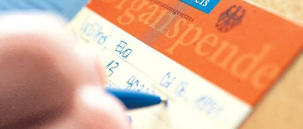 Auf freiwilliger Basis. Lediglich 25 Prozent der Deutschen haben einen Organspendeausweis ausgefüllt. Zugleich warten tausende Menschen auf Organe. Foto: dapd