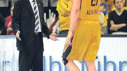 Ist das dein Ernst? Trainer Muli Katzurin und die Fans von Alba Berlin konnten kaum glauben, was die Mannschaft um Tadija Dragicevic gegen Bonn ablieferte.