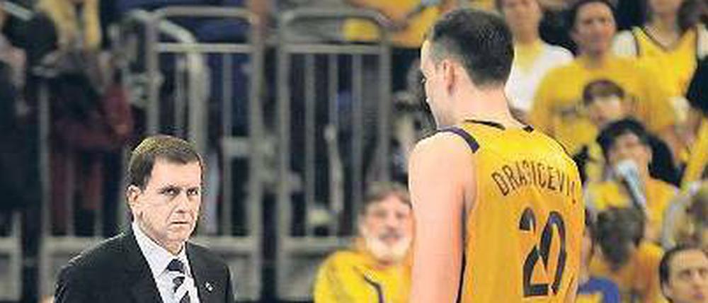 Ist das dein Ernst? Trainer Muli Katzurin und die Fans von Alba Berlin konnten kaum glauben, was die Mannschaft um Tadija Dragicevic gegen Bonn ablieferte. 