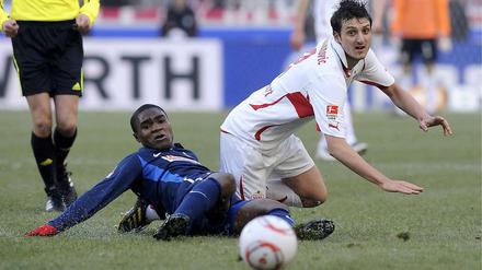 Stuttgarts Zdravko Kuzmanovic (r.) im Zweikampf mit Freiburgs Cedrick Makiadi.
