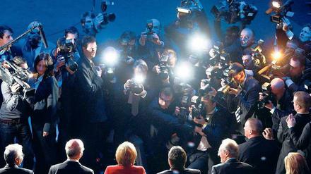 feierte Daimler am Samstagabend in Stuttgart. Oben auf dem Bild lässt sich Bundeskanzlerin Angela Merkel, eingerahmt von Daimler-Chef Dieter Zetsche und Ministerpräsident Stefan Mappus ablichten. Merkel posierte darüberhinaus vor einem emissionsfreien Auto, und Zetsche brachte seine Tochter mit. Fotos: rtr/dpa/AFP
