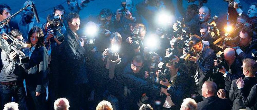 feierte Daimler am Samstagabend in Stuttgart. Oben auf dem Bild lässt sich Bundeskanzlerin Angela Merkel, eingerahmt von Daimler-Chef Dieter Zetsche und Ministerpräsident Stefan Mappus ablichten. Merkel posierte darüberhinaus vor einem emissionsfreien Auto, und Zetsche brachte seine Tochter mit. Fotos: rtr/dpa/AFP
