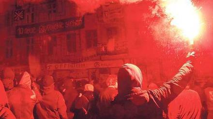 Feuerwerk im Kiez. 2000 Linke demonstrierten gegen die Räumung.Foto: dpa/Knosowski