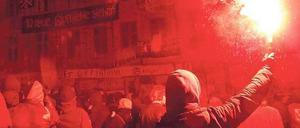 Feuerwerk im Kiez. 2000 Linke demonstrierten gegen die Räumung.Foto: dpa/Knosowski