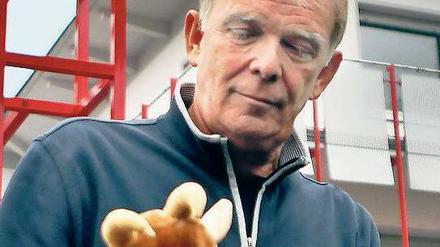 Kuschelig ist nur Hennes. Kölns neuer Sportdirektor Volker Finke machte sofort Bekanntschaft mit einigen Eigenheiten seines neuen Arbeitgebers.