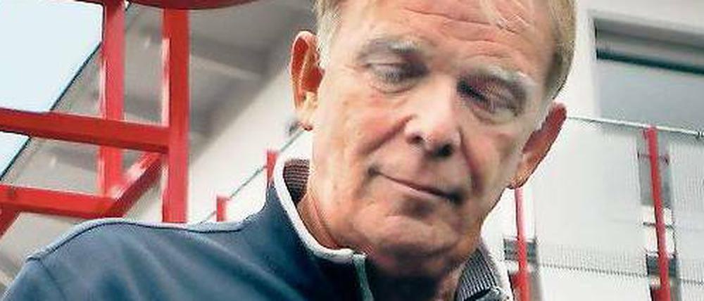 Kuschelig ist nur Hennes. Kölns neuer Sportdirektor Volker Finke machte sofort Bekanntschaft mit einigen Eigenheiten seines neuen Arbeitgebers. 