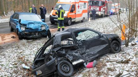 Zwischen Messel und Darmstadt prallten zwei Autos auf spiegelglatter Fahrbahn zusammen.