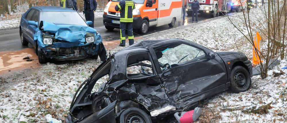 Zwischen Messel und Darmstadt prallten zwei Autos auf spiegelglatter Fahrbahn zusammen.