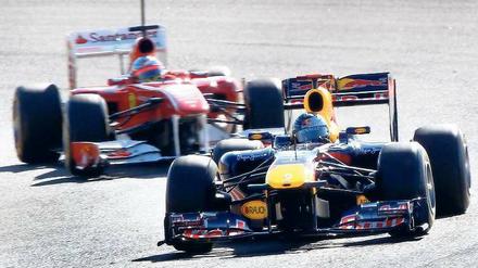 Nummer eins fährt vor. Vettel im neuen RB7 vor Fernando Alonso im Ferrari.
