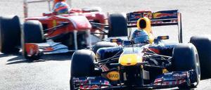 Nummer eins fährt vor. Vettel im neuen RB7 vor Fernando Alonso im Ferrari. 