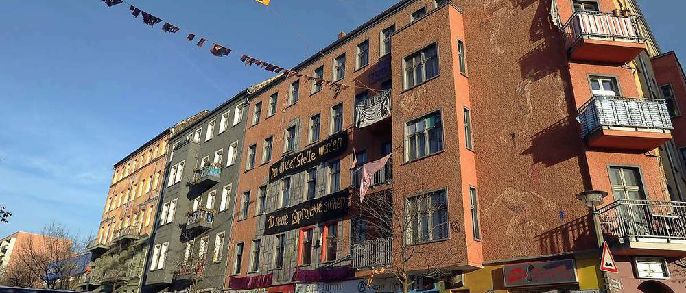 Ein gemeinsamer Konsens eint die Bewohner der Liebigstraße 14, und doch sind sie alle grundverschieden. Wie dem auch sei - Innensenator Körting hielt eine Räumung für unvermeidlich.