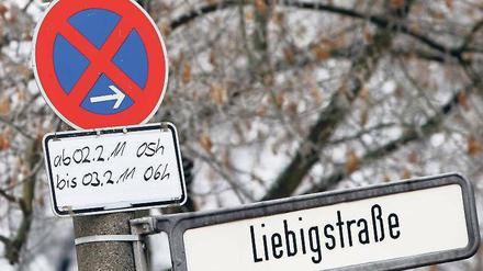 Klare Anweisung. Schon drei Stunden vor dem offiziellen Räumungstermin gilt vor dem besetzten Haus Parkverbot – ab dann ist die Straße abgeriegelt. Als die Beamten im November 2009 Besetzer aus einem Haus in der Brunnenstraße holten, musste der Bereich stundenlang weiträumig umfahren werden.