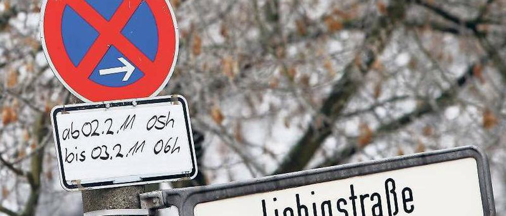 Klare Anweisung. Schon drei Stunden vor dem offiziellen Räumungstermin gilt vor dem besetzten Haus Parkverbot – ab dann ist die Straße abgeriegelt. Als die Beamten im November 2009 Besetzer aus einem Haus in der Brunnenstraße holten, musste der Bereich stundenlang weiträumig umfahren werden.