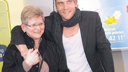 Prüfung bestanden. Peer Kusmagk wurde von Mutter Roswitha empfangen. Foto: dpa