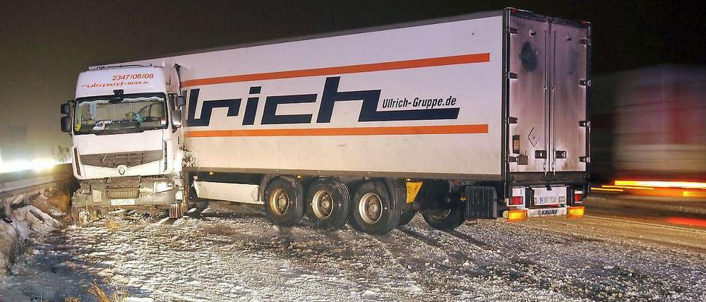 Ein Lkw stellte sich am auf der Autobahn A5 Frankfurt-Darmstadt nahe Weiterstadt quer.
