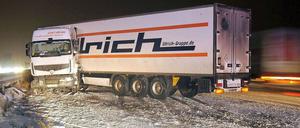 Ein Lkw stellte sich am auf der Autobahn A5 Frankfurt-Darmstadt nahe Weiterstadt quer.