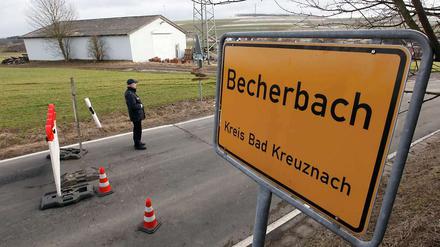 Nach dem Fund von hochexplosivem Sprengstoff und anderen Kriegswaffen ist am Samstag in Rheinland-Pfalz ein ganzes Dorf evakuiert worden.
