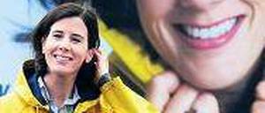 Im Friesennerz macht Katja Suding für die FDP in Hamburg Wahlkampf. Foto: dpa