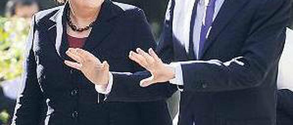 Unter Freunden. Kanzlerin Angela Merkel sprach am Donnerstag in Madrid mit Spaniens Premier Jose Zapatero. Der Spanier steht hinter dem deutsch-französischen Plan einer stärkeren Harmonisierung in der EU, auch wenn es mit Opfern verbunden sei. Foto: AFP