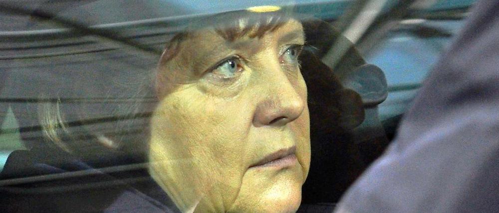 Blick durch die Scheibe. Angela Merkel macht es wie die meisten westlichen Staatschefs: Zur Lage in Ägypten äußert sich die Bundeskanzlerin, wenn überhaupt, nur zurückhaltend.