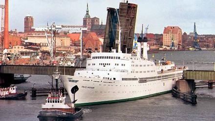 Die „Fritz Heckert“, hier 1991 im Hafen von Stralsund. Foto: Bernd Wüstneck, dpa