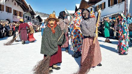 Unsinniger Donnerstag in oberbayerischen Mittenwald. Klar, dass dann die Hexen mit ihren Besen unterwegs sind. Foto: mauritius images