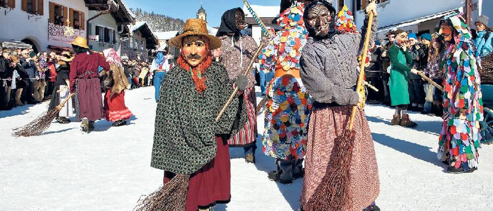 Unsinniger Donnerstag in oberbayerischen Mittenwald. Klar, dass dann die Hexen mit ihren Besen unterwegs sind. Foto: mauritius images